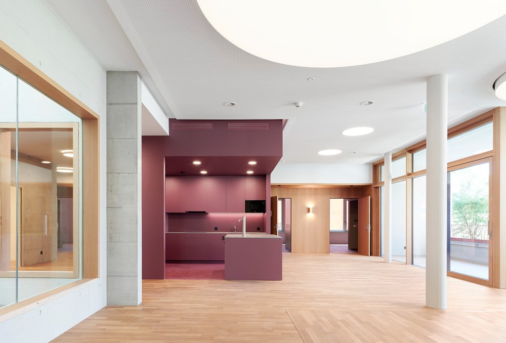 Wohnbereich mit Küche ©brügger architekten